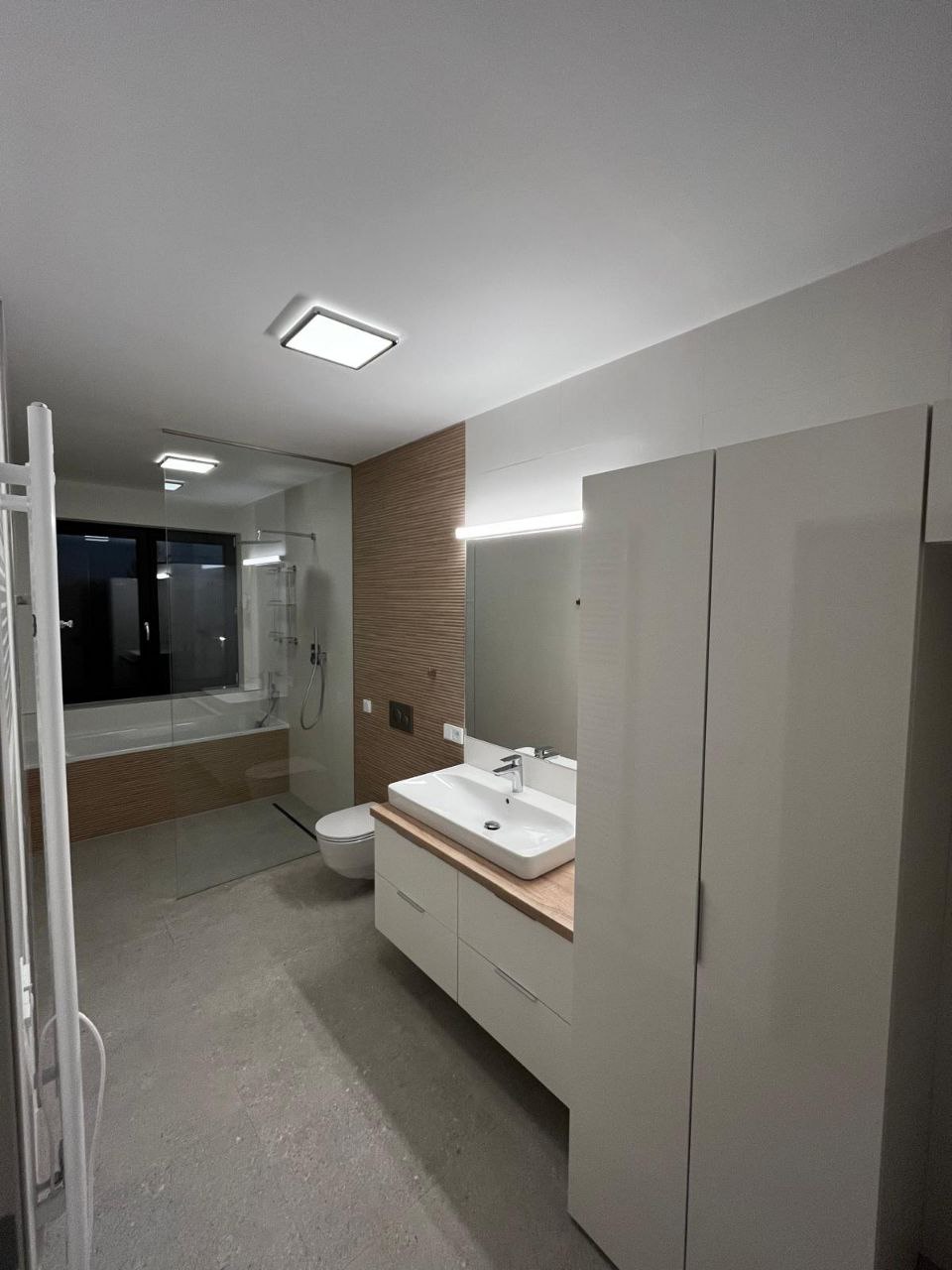 Moderní koupelna se sprchovým koutem